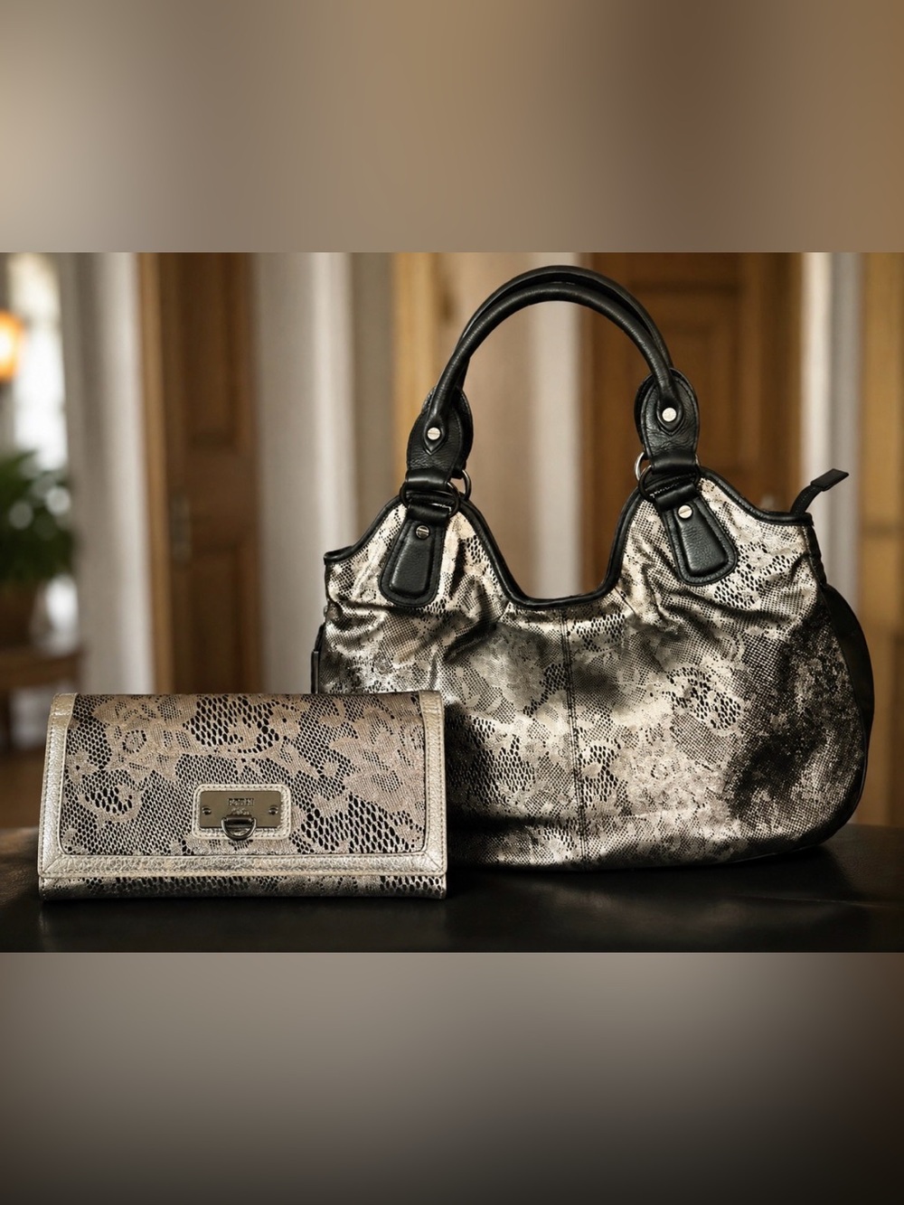 Bodhi Women’s Expandable Shoulder Bag & Wallet, Leather/Suede Black/Silver